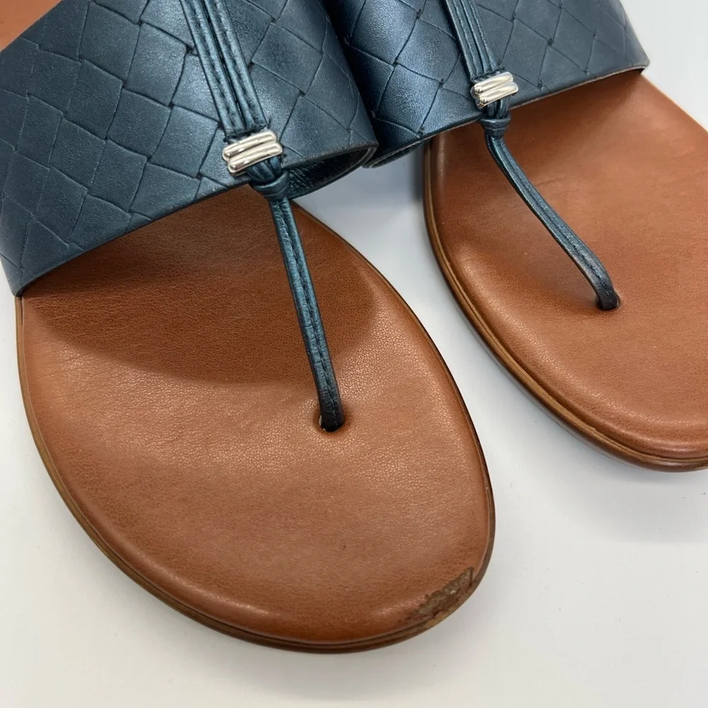 Italian shoemaker Leather Toe-Post Slide Sandal in Dark Blue - Picture 2 of 5